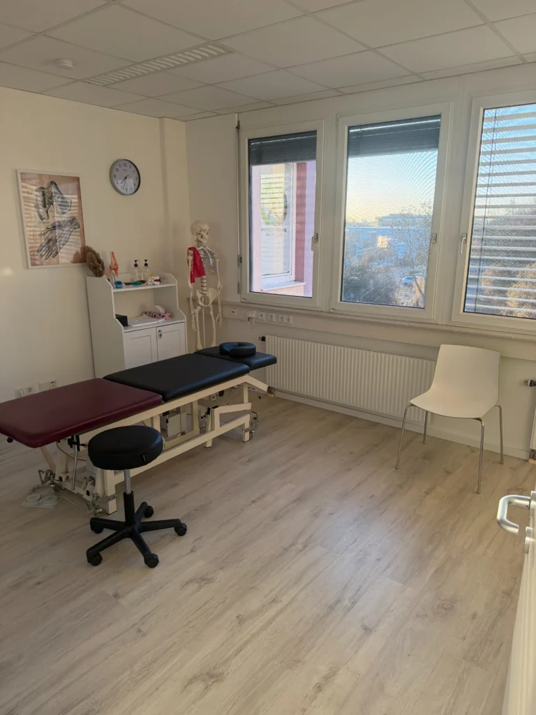 Heller Behandlungsraum der Physiotherapiepraxis Luta mit Therapieliege