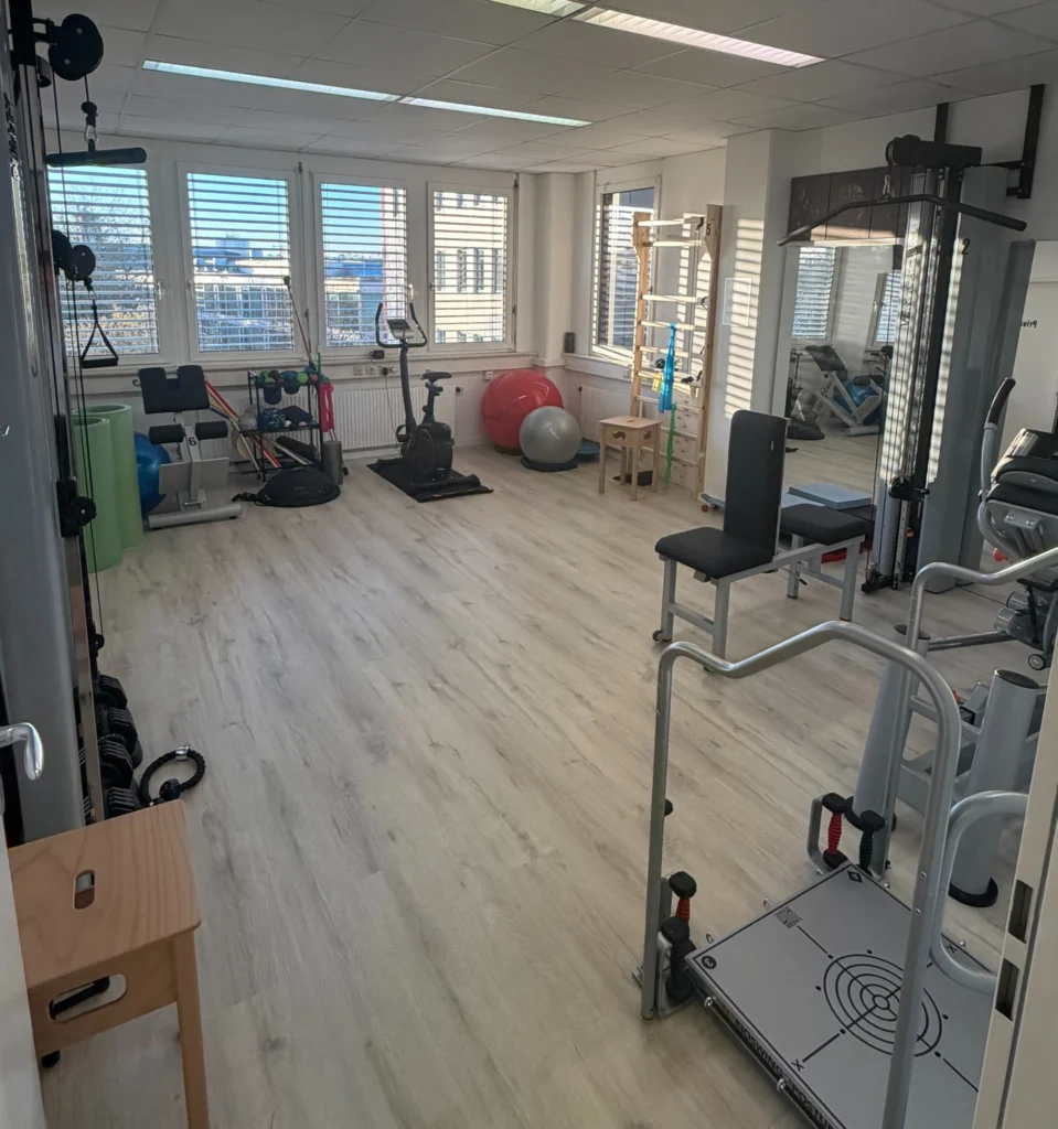 Trainingsraum mit Therapiegeräten, Pezzibällen und Sprossenwand